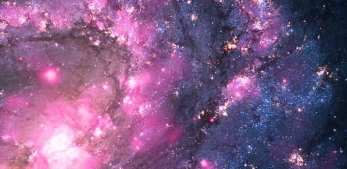 Eine ultrahelle Röntgenquelle (ultraluminous X-ray source, ULX) in der Galaxie M83, aufgenommen von Chandra und Hubble. Die ULX ist der auffällige pinkfarbene Fleck in der unteren Bildmitte. (Close-up - X-ray: NASA / CXC / Curtin University / R.Soria et al., Optical: NASA / STScI / Middlebury College / F. Winkler et al.)