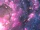 Eine ultrahelle Röntgenquelle (ultraluminous X-ray source, ULX) in der Galaxie M83, aufgenommen von Chandra und Hubble. Die ULX ist der auffällige pinkfarbene Fleck in der unteren Bildmitte. (Close-up - X-ray: NASA / CXC / Curtin University / R.Soria et al., Optical: NASA / STScI / Middlebury College / F. Winkler et al.)