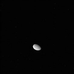 Unbearbeitetes Bild des winzigen Saturnmondes Methone. (NASA / JPL-Caltech / SSI)