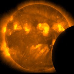 Hinode machte diese Aufnahme zwei Minuten nach Beginn der partiellen Sonnenfinsternis. (JAXA / Hinode)