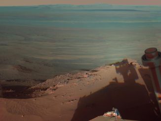 Der Marsrover Opportunity fotografiert seinen eigenen Schatten vor dem Hintergrund des Endeavour-Kraters. (NASA / JPL-Caltech / Cornell / Arizona State Univ.)