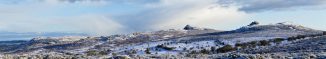 Panorama-Ansicht des Saddle Tor (rechts) und des Hey Tor (links daneben) (Wikipedia / User: Herbythyme / CC BY-SA 4.0 / CC BY-SA 3.0 / CC BY-SA 2.5 / CC BY-SA 2.0 / CC BY-SA 1.0