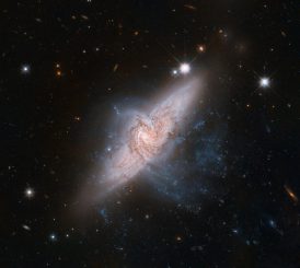 Die beiden sich überdeckenden Galaxien NGC 3314A und NGC 3314B sind zufällig so ausgerichtet, dass es für uns so aussieht, als würden sie miteinander kollidieren. (NASA, ESA, the Hubble Heritage (STScI / AURA) - ESA / Hubble Collaboration, and W. Keel (University of Alabama)
