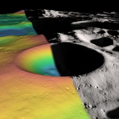 Höhenprofil (links) und Schattenrelief (rechts) des Kraters Shackleton in der Nähe des lunaren Südpols. Ein digitales Höhenmodell aus über fünf Millionen Messungen offenbarte die innere Struktur des Kraters. (NASA / Zuber, M.T. et al., Nature, 2012)