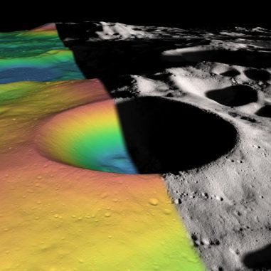 Höhenprofil (links) und Schattenrelief (rechts) des Kraters Shackleton in der Nähe des lunaren Südpols. Ein digitales Höhenmodell aus über fünf Millionen Messungen offenbarte die innere Struktur des Kraters. (NASA / Zuber, M.T. et al., Nature, 2012)