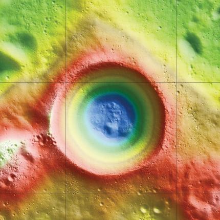 Höhenprofil des Kraters Shackleton, basierend auf Höhenmessungen mit dem Laser Altimeter an Bord des LRO. Die tiefsten Stellen sind blau dargestellt, die höchsten Erhebungen sind rot und weiß markiert. (NASA / Zuber, M.T. et al., Nature, 2012)