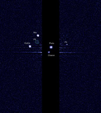 Das Pluto-System mit dem neu entdeckten Mond P5. (NASA, ESA, and M. Showalter (SETI Institute)) Das Pluto-System mit dem neu entdeckten Mond P5. (NASA, ESA, and M. Showalter (SETI Institute))