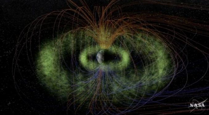 Künstlerische Darstellung der beiden Van-Allen-Gürtel (grün). (NASA / T. Benesch, J. Carns)