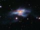 Das verschmelzende Galaxienpaar NGC 6240. Die Infrarot-Daten von Spitzer erscheinen in rötlichen Farbtönen, die optischen Daten des Hubble-Teleskops in grün und blau . (NASA / JPL-Caltech / STScI-ESA)