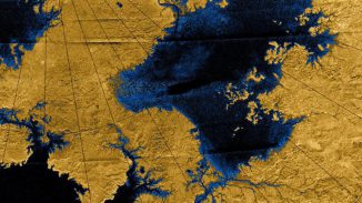 Bilder der Nordpolarregion Titans. Man erkennt Fluss-Netzwerke, die in großen Seen münden. (NASA / JPL / USGS)