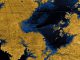 Bilder der Nordpolarregion Titans. Man erkennt Fluss-Netzwerke, die in großen Seen münden. (NASA / JPL / USGS)