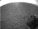 Dies ist eines der ersten Bilder, die der Mars-Rover Curiosity zurückgeschickt hat. Es wurde mit einer Fischaugen-Linse im linken "Auge" einer Stereo-Kamera gemacht. Der helle Bogen ist ein Sättigungseffekt durch die Helligkeit der Sonne. (NASA / JPL-Caltech)