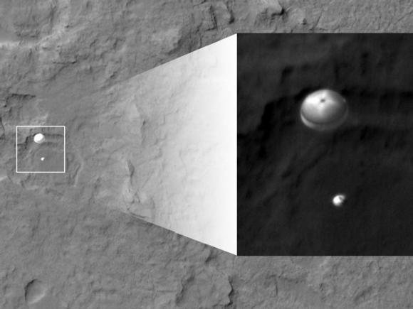 Der Rover Curiosity bei der Landung, aufgenommen vom Mars Reconnaissance Orbiter (MRO). (NASA / JPL-Caltech / Univ. of Arizona)