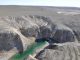 Luftbild des Gebietes. Neben dem Fluss George sind steil abfallende Sedimentschichten erkennbar. Diese deformierten Gesteinsbetten repräsentieren die zentrale Erhebung, die durch die Rückfederung des Gesteins nach dem Einschlag entsteht. (Photo by Brian Pratt)