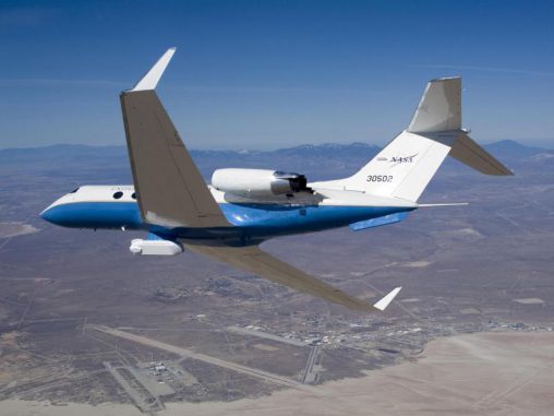 Die C-20A (Gulfstream III) der NASA mit dem UAVSAR an der Unterseite des Flugzeugs. (NASA / Lori Losey)