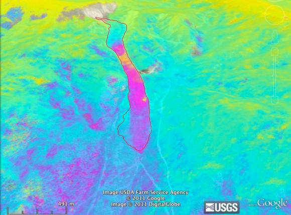 Die rote Linie in diesem Google Earth Falschfarben-Bild ist die aktive Region des Slumgullion-Erdrutsches in Colorado, wie sie vom U.S. Geological Survey kartiert wurde. Die pinkfarbenen, violetten und gelben Bereiche stellen die Gebiete dar, die sich am schnellsten bewegen. Das gelbe Gebiet innerhalb des Erdrutsches bewegte sich im August 2011 innerhalb von sieben Tagen um neun Zentimeter. (NASA image / USGS / Google Earth)