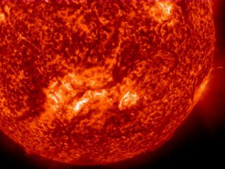 Das über 800.000 Kilometer lange Filament erscheint dunkler und hebt sich deutlich vor der Sonnenoberfläche ab. (NASA / SDO)