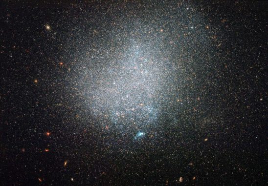 Die "einsame" Zwerggalaxie DDO 190, aufgenommen vom Weltraumteleskop Hubble. (ESA / Hubble & NASA)