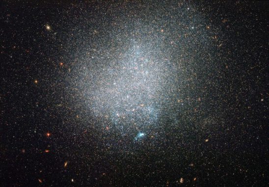 Die "einsame" Zwerggalaxie DDO 190, aufgenommen vom Weltraumteleskop Hubble. (ESA / Hubble & NASA) Die "einsame" Zwerggalaxie DDO 190, aufgenommen vom Weltraumteleskop Hubble. (ESA / Hubble & NASA)