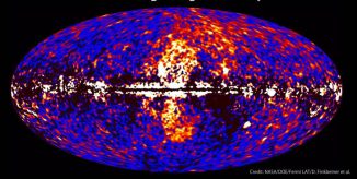 Der Nachthimmel im Gamma-Spektrum, aufgenommen vom Weltraumteleskop Fermi. Das galaktische Zentrum befindet sich in der Bildmitte. (NASA / DOE / Fermi LAT / D. Finkbeiner et al.)