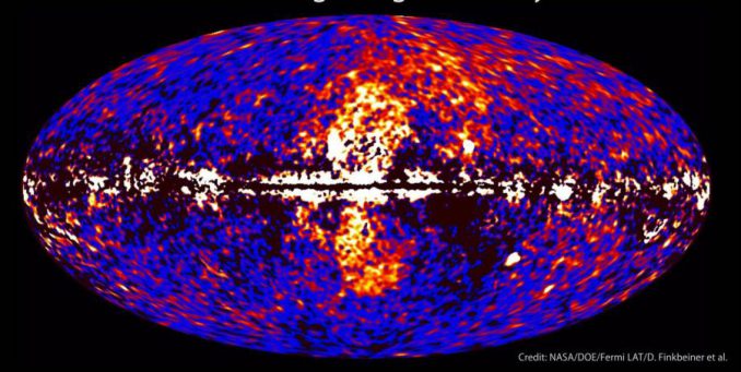 Der Nachthimmel im Gamma-Spektrum, aufgenommen vom Weltraumteleskop Fermi. Das galaktische Zentrum befindet sich in der Bildmitte. (NASA / DOE / Fermi LAT / D. Finkbeiner et al.)