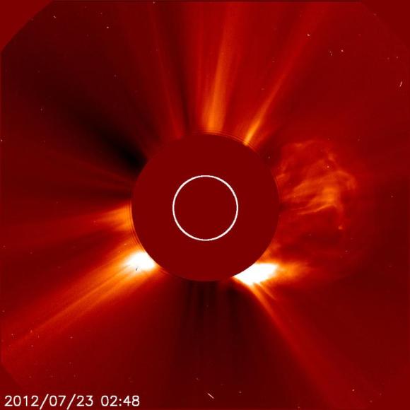 SOHO-Aufnahme des koronalen Massenauswurfs vom 22./23. Juli 2012. Rechts sieht man die riesige Wolke aus solarer Materie. (ESA & NASA / SOHO)