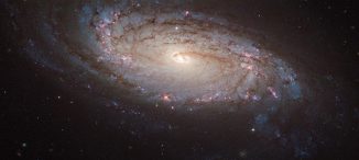 Die Spiralgalaxie NGC 5806, aufgenommen vom Weltraumteleskop Hubble. Unten rechts ist die Supernova SN 2004dg als gelblicher Punkt erkennbar. (ESA / Hubble & NASA)