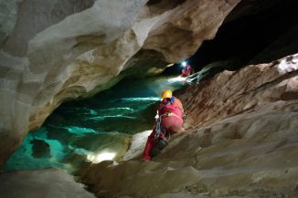 Astronauten bei der Erkundung einer Höhle auf Sardinien im Rahmen des letztjährigen Lehrgangs CAVES 2011. (ESA - R. Bresnik)