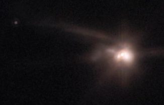 Das Objekt TMR-1C (der helle Punkt oben links) ist offenbar kein Protoplanet, sondern ein Hintergrundstern, dessen Licht durch interstellaren Staub abgeschwächt wird. (Susan Terebey (Extrasolar Research Corp.) and NASA)