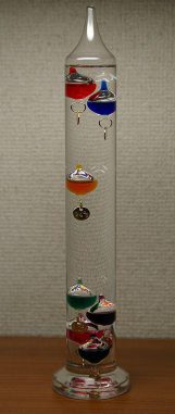 Ein modernes Galileo-Thermometer. (Wikipedia / User Hustvedt / CC BY-SA 3.0) Ein modernes Galileo-Thermometer. (Wikipedia / User Hustvedt / CC BY-SA 3.0)