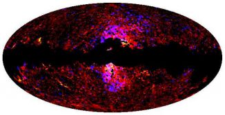 Der Mikrowellenhintergrund des Himmels, aufgenommen vom Weltraumteleskop Planck. Die ungewöhnliche neue Strahlung ist als blau-rot-weiße Zone im Zentrum erkennbar und stimmt mit den Positionen der bereits zuvor entdeckten Gammastrahlungsblasen überein. (ESA / Planck / Fermi)