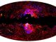 Der Mikrowellenhintergrund des Himmels, aufgenommen vom Weltraumteleskop Planck. Die ungewöhnliche neue Strahlung ist als blau-rot-weiße Zone im Zentrum erkennbar und stimmt mit den Positionen der bereits zuvor entdeckten Gammastrahlungsblasen überein. (ESA / Planck / Fermi)