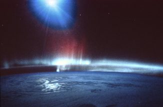 Polarlichter, aufgenommen aus dem Weltraum von Bord eines Space Shuttle. (NASA / ESA)