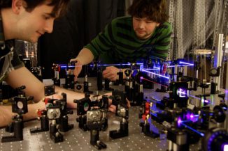 Dylan Mahler (links) und Lee Rozema (rechts) bei Vorbereitungen zu einem Experiment. (Dylan Mahler, University of Toronto)