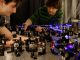 Dylan Mahler (links) und Lee Rozema (rechts) bei Vorbereitungen zu einem Experiment. (Dylan Mahler, University of Toronto)