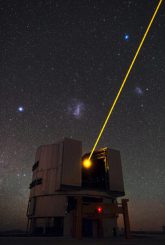 Eines der vier Observatorien des Very Large Telescope (VLT) der Europäischen Südsternwarte in Chile mit den beiden Magellanschen Wolken im Hintergrund. (ESO / B. Tafreshi (twanight.org))