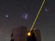 Eines der vier Observatorien des Very Large Telescope (VLT) der Europäischen Südsternwarte in Chile mit den beiden Magellanschen Wolken im Hintergrund. (ESO / B. Tafreshi (twanight.org))