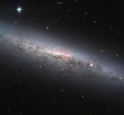 Die Spiralgalaxie NGC 7090, aufgenommen vom Weltraumteleskop Hubble. (ESA / Hubble & NASA / Acknowledgement: R. Tugral)