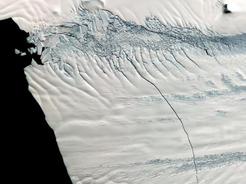 Mitte Oktober 2011 entdeckten Forscher der NASA diesen 30 Kilometer langen Riss im Pine Island Gletscher in Antarktika. (NASA / GSFC / METI / ERSDAC / JAROS, and U.S. / Japan ASTER Science Team) Mitte Oktober 2011 entdeckten Forscher der NASA diesen 30 Kilometer langen Riss im Pine Island Gletscher in Antarktika. (NASA / GSFC / METI / ERSDAC / JAROS, and U.S. / Japan ASTER Science Team)
