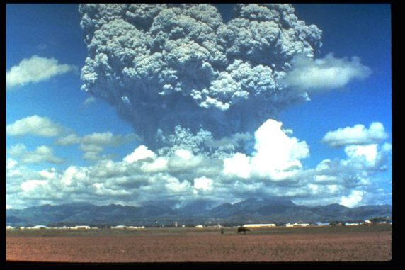 Eruptionssäule des Pinatubo während des Ausbruchs vom 12. Juni 1991. (U.S. Geological Survey Photograph taken on June 12, 1991, by Dave Harlow)