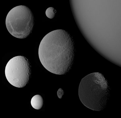 Die Vielfalt des Saturnsystems. Im Uhrzeigersinn: Titan (oben rechts) gefolgt von Iapetus, Hyperion, Enceladus, Tethys, Dione, Mimas und Rhea in der Bildmitte. (NASA / JPL / SSI; montage by E. Lakdawalla)