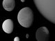 Die Vielfalt des Saturnsystems. Im Uhrzeigersinn: Titan (oben rechts) gefolgt von Iapetus, Hyperion, Enceladus, Tethys, Dione, Mimas und Rhea in der Bildmitte. (NASA / JPL / SSI; montage by E. Lakdawalla)