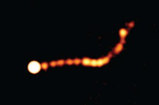 Der Jet namens "PKS 0637-752", aufgenommen vom Australia Telescope Compact Array (ATCA) in New South Wales, zeigt deutlich die diamantförmigen Gebiete in der zwei Millionen Lichtjahre langen Struktur (Dr. Leith Godfrey, ICRAR and Dr Jim Lovell, Utas)