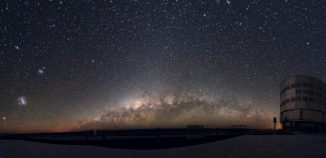 Die Milchstraße geht über dem Horizont an der Europäischen Südsternwarte in Chile auf. Ganz links ist die Große Magellansche Wolke zu sehen, etwas rechts oberhalb von ihr befindet sich die Kleine Magellansche Wolke. (ESO / Y. Beletsky)