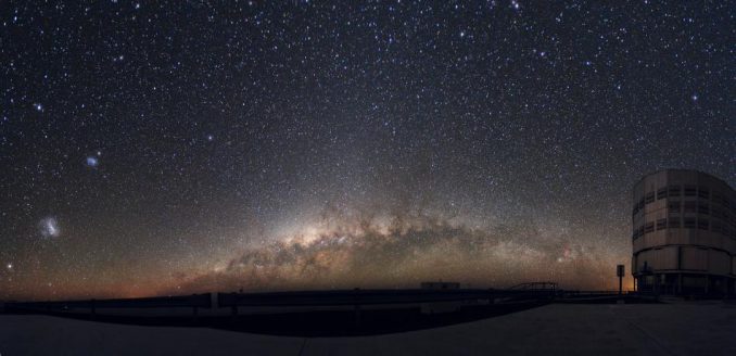Die Milchstraße geht über dem Horizont an der Europäischen Südsternwarte in Chile auf. Ganz links ist die Große Magellansche Wolke zu sehen, etwas rechts oberhalb von ihr befindet sich die Kleine Magellansche Wolke. (ESO / Y. Beletsky) Die Milchstraße geht über dem Horizont an der Europäischen Südsternwarte in Chile auf. Ganz links ist die Große Magellansche Wolke zu sehen, etwas rechts oberhalb von ihr befindet sich die Kleine Magellansche Wolke. (ESO / Y. Beletsky)