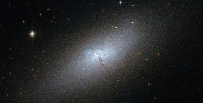 Die blaue kompakte Zwerggalaxie NGC 5253, aufgenommen vom Weltraumteleskop Hubble. (ESA / Hubble & NASA / Acknowledgement: N. Sulzenauer)