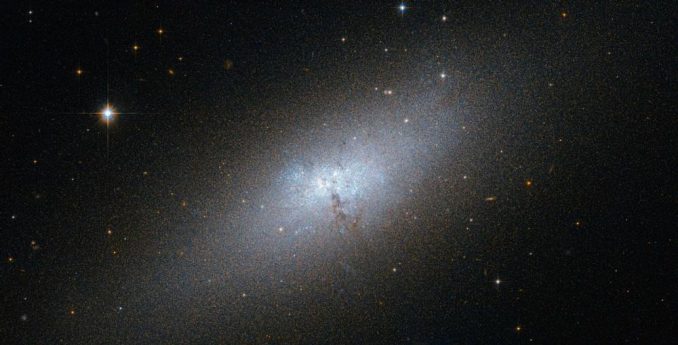 Die blaue kompakte Zwerggalaxie NGC 5253, aufgenommen vom Weltraumteleskop Hubble. (ESA / Hubble & NASA / Acknowledgement: N. Sulzenauer) Die blaue kompakte Zwerggalaxie NGC 5253, aufgenommen vom Weltraumteleskop Hubble. (ESA / Hubble & NASA / Acknowledgement: N. Sulzenauer)