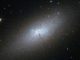 Die blaue kompakte Zwerggalaxie NGC 5253, aufgenommen vom Weltraumteleskop Hubble. (ESA / Hubble & NASA / Acknowledgement: N. Sulzenauer)