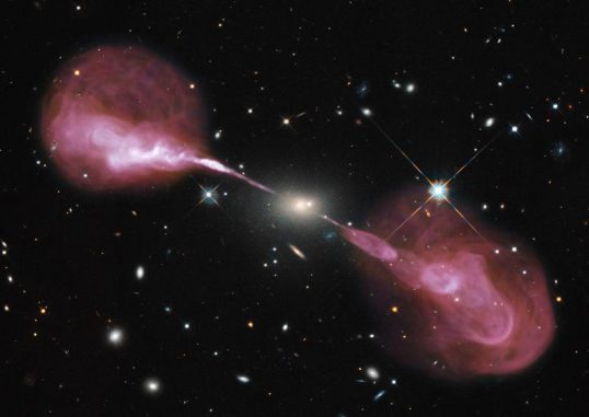 Aus der Umgebung des supermassiven Schwarzen Lochs im Zentrum der elliptischen Galaxie Hercules A werden zwei spektakuläre Jets in den intergalaktischen Raum geschleudert. (NASA, ESA, S. Baum and C. O'Dea (RIT), R. Perley and W. Cotton (NRAO / AUI / NSF), and the Hubble Heritage Team (STScI / AURA))