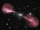 Aus der Umgebung des supermassiven Schwarzen Lochs im Zentrum der elliptischen Galaxie Hercules A werden zwei spektakuläre Jets in den intergalaktischen Raum geschleudert. (NASA, ESA, S. Baum and C. O'Dea (RIT), R. Perley and W. Cotton (NRAO / AUI / NSF), and the Hubble Heritage Team (STScI / AURA))